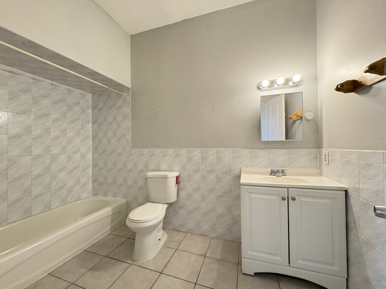 Building Photo - 136-138 S 7th St