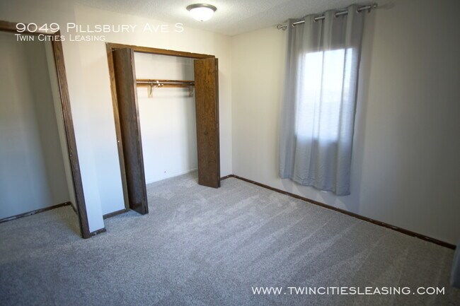 Building Photo - 3 Bedrooms Top Level w/ Full Bath - 2 Car ...