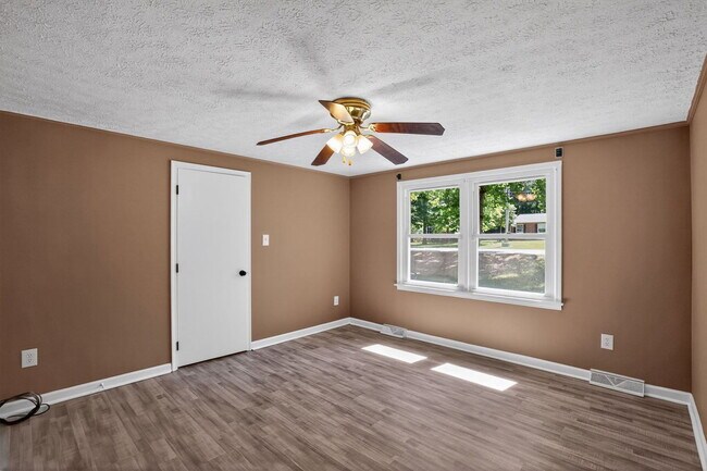 Building Photo - 22929 Town Creek Dr