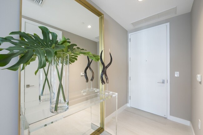 Building Photo - 2831 S Bayshore Dr