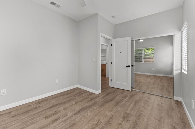 Building Photo - 5350 W Falls View Dr