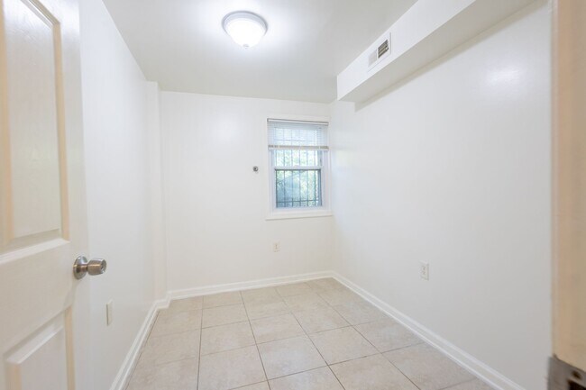 Building Photo - Charming 2 BR/1 BA Apartment in Washington...