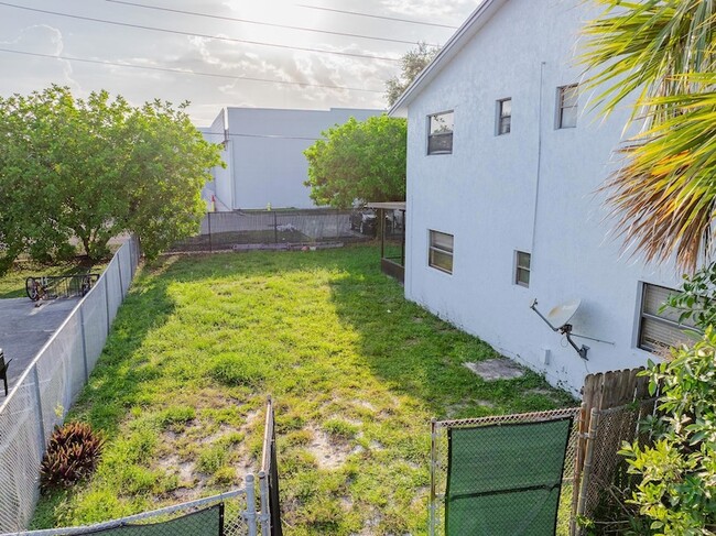 Building Photo - 8507 Sunset Dr