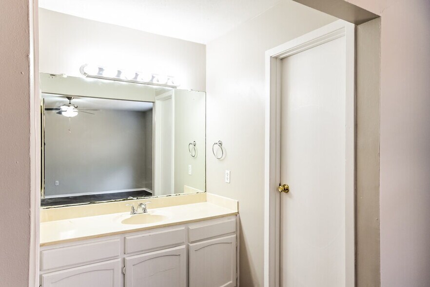 Building Photo - 2703 Wood River Rd