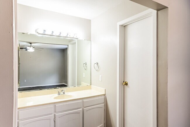 Building Photo - 2703 Wood River Rd