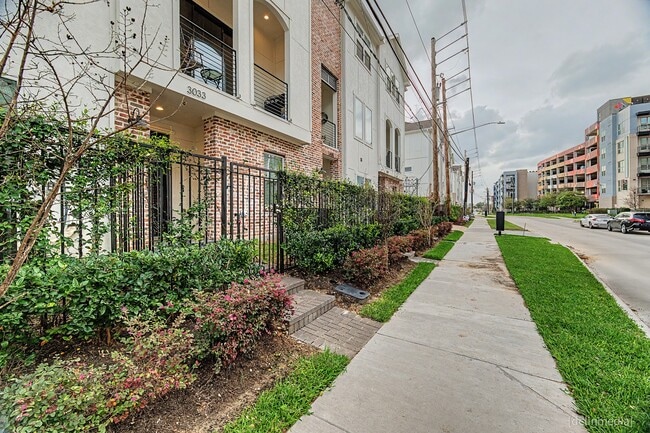 Building Photo - 3033 Hicks St
