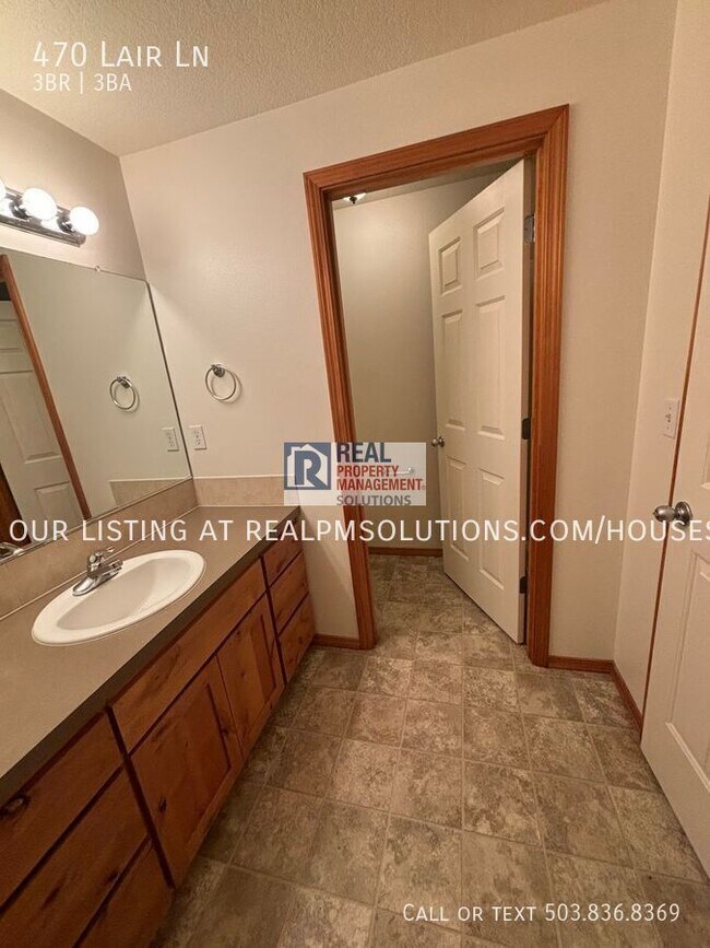 Building Photo - 470 Lair Ln