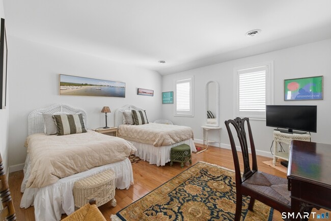 Building Photo - 2 Miller St