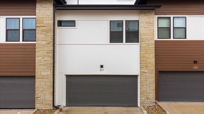 Building Photo - 315 Holton Dr