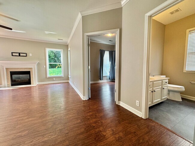 Building Photo - 3 Bed, 2 Offices, 2.5 Bath w/ 2 Car Garage in McKays Mill