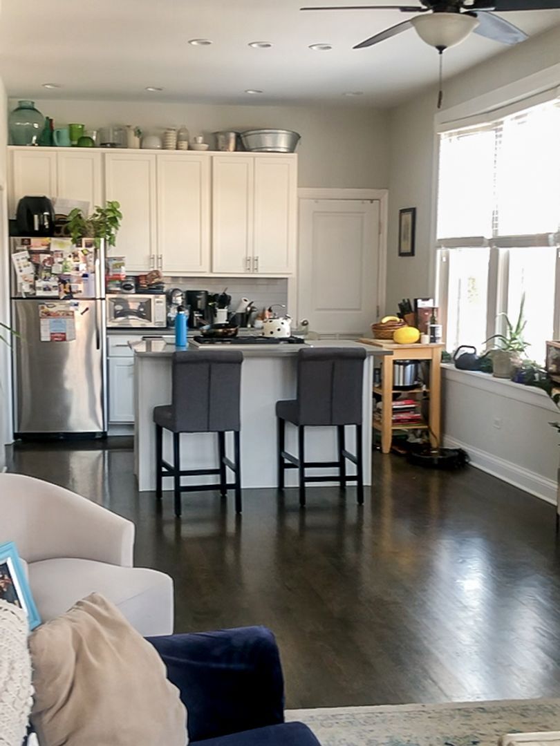 Building Photo - 3852 N Southport Ave