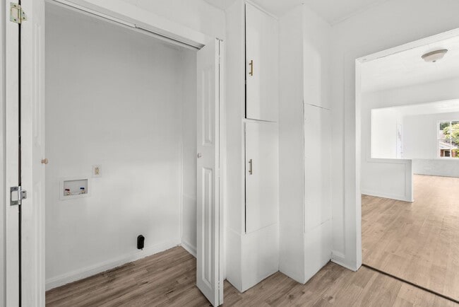 Building Photo - Spacious beautiful 4-bedroom 2 bath home