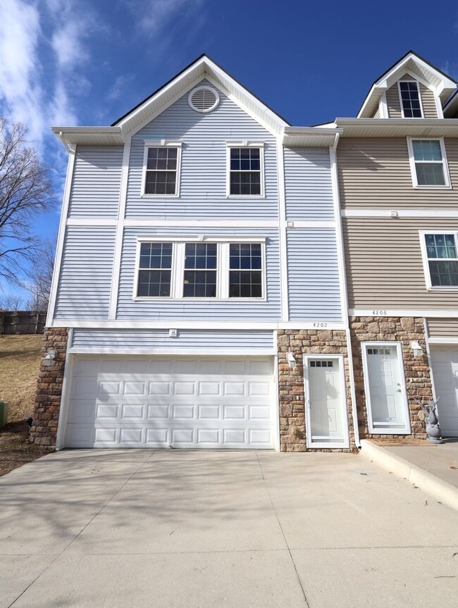 Building Photo - AVAILABLE NOW!