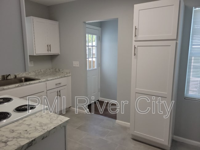 Building Photo - 1356 River Hills Cir E