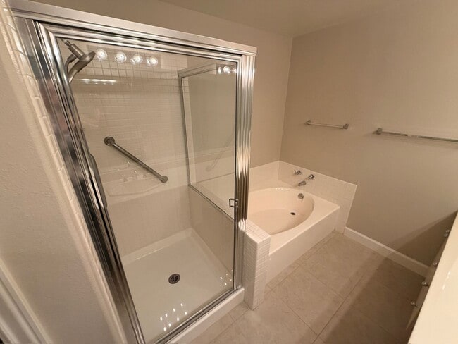 Building Photo - 1st Floor Condo in Guard Gated Painted Desert 2 bed/ 2 bath