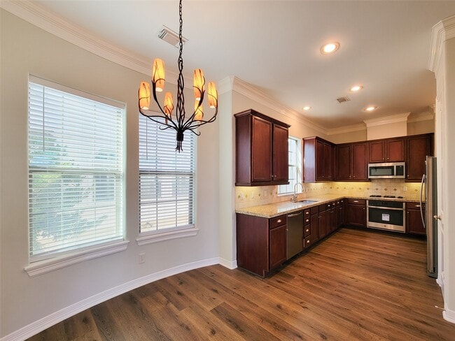 Building Photo - 2416 La Branch St