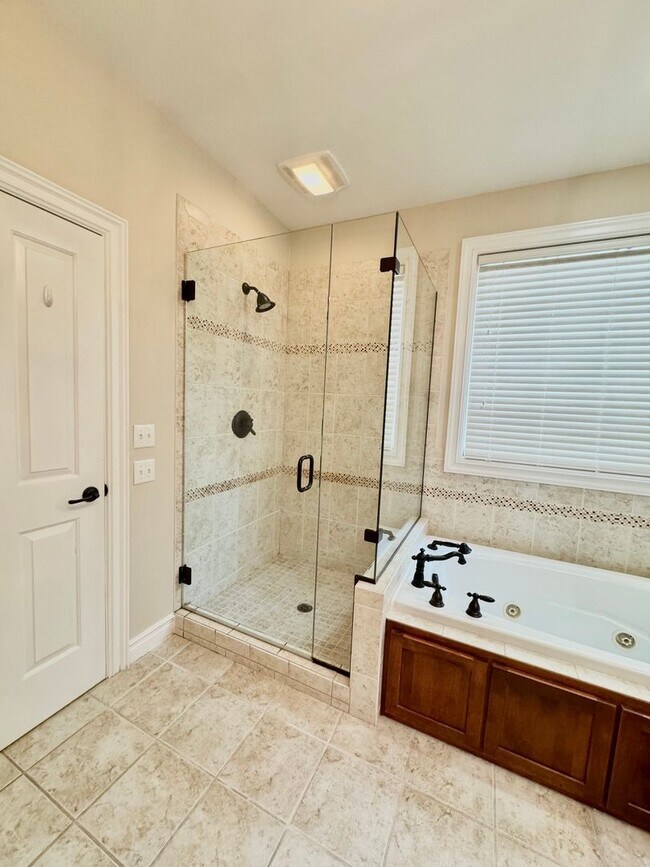 Building Photo - 5 bed/3.5 bath home on Lakeview Golf Resor...