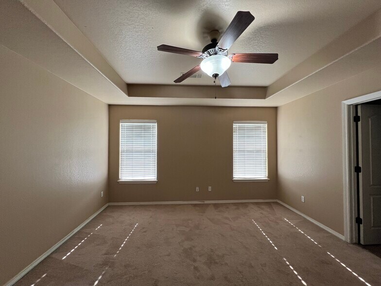 Building Photo - 210 Willow Dr