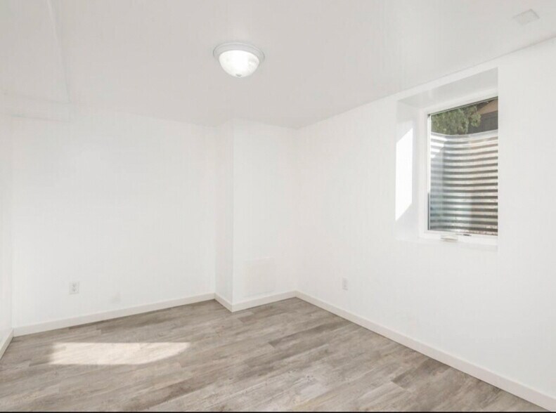 Building Photo - 884 Hyacinth Ave E