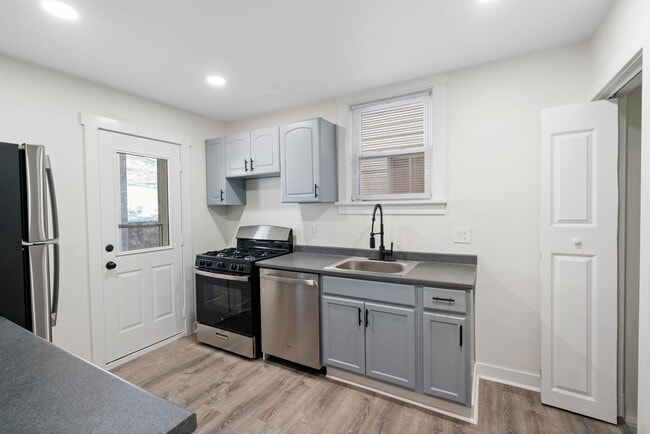 Building Photo - Stunning 4 bedroom home in Brookline available now!