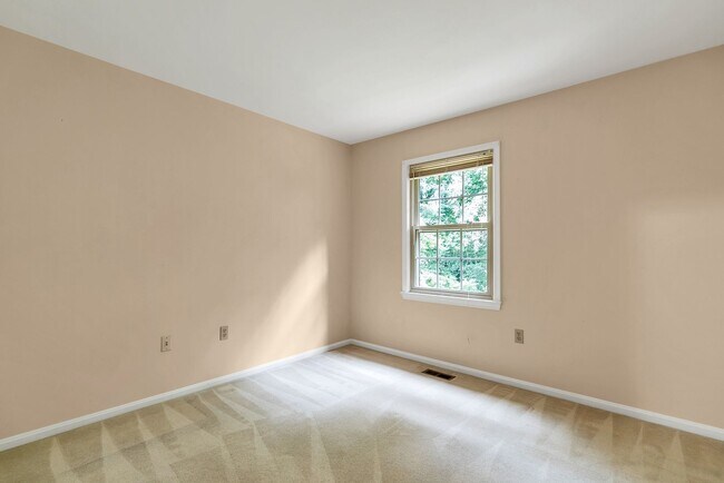 Building Photo - Very Charming 3 Bedroom And 2.5 Bathroom Townhouse With Private Deck In Country Creek