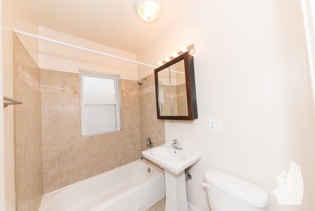 Building Photo - 2010 W Foster Ave