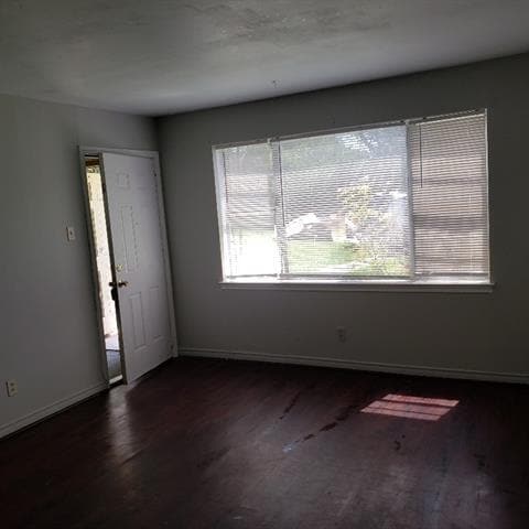 Building Photo - 400 Oak Dr