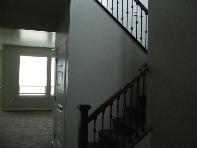 Building Photo - Beautiful  4 bed, 2.5 bath 2 car with extra deep bay and an additional office