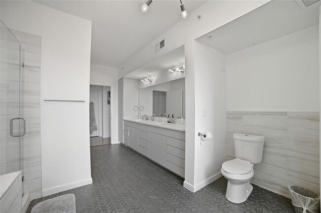 Building Photo - 54 Rainey St