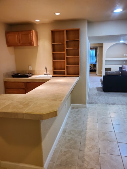 Building Photo - 2532 Iowa Dr