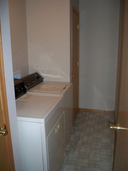 Building Photo - 850 S Overland Trl