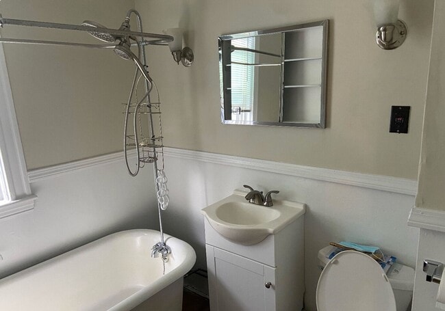 Building Photo - Gorgeous, Spacious Victorian-style Apt w/ ...