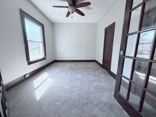 Building Photo - Stretch out in this large 3 bed 2 bath!