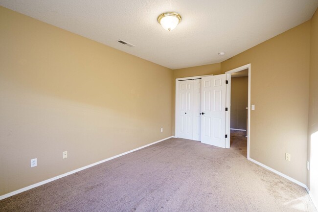 Building Photo - 3 Bedroom 2.5 Bath Duplex -Quick Easy Acce...