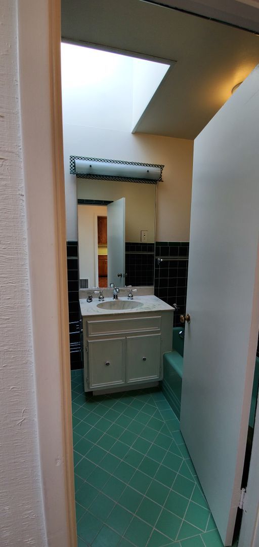 Building Photo - Beautifully Renovated Vintage  2 bedroom 2 bath single-family Home, with Bonus rooms  and Great V...