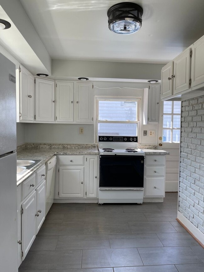 Building Photo - 2-3 Bed Home Available on Quiet Street Newly Renovated!!!