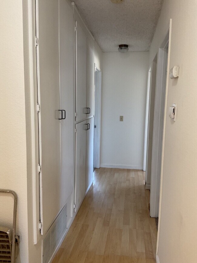 Building Photo - "Discover Coastal Living: Spacious 3-Bed, 2-Bath Townhouse