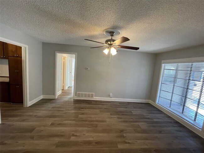Building Photo - 3 BR/2BA | Single Family Home | Covered Patio | Additional Living room!