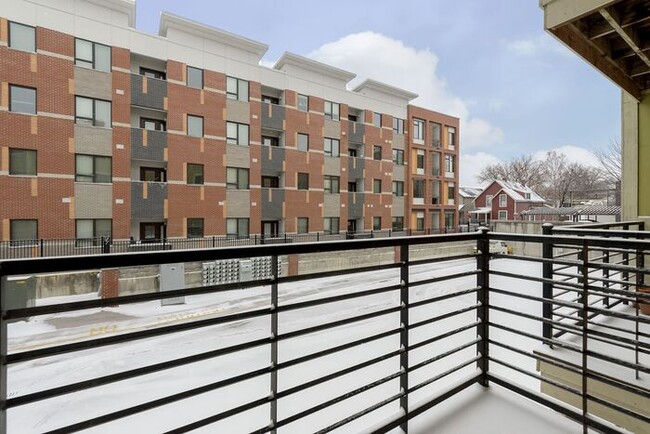 Building Photo - 2 Bed 2 Bath Lockerbie Townhome Steps From...