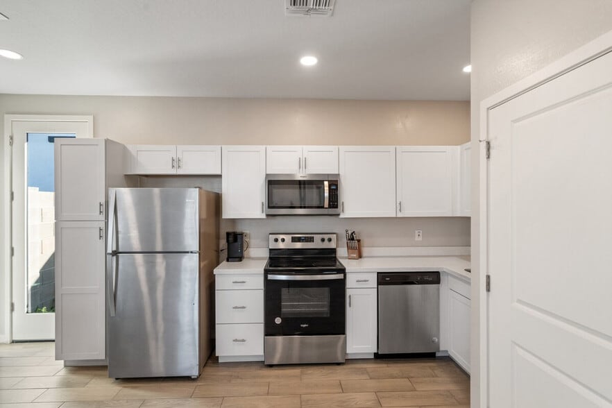 Building Photo - 6606 W Paradise Ln