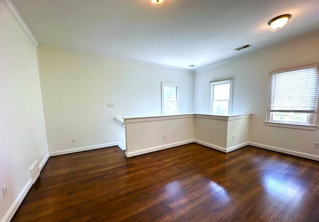 Building Photo - Charming 4 Bedroom Townhouse with 2 Large Suites