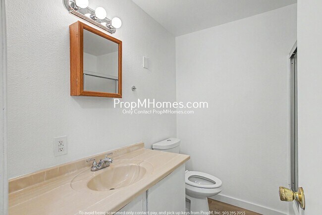 Building Photo - Updated Two Bedroom Duplex in Sellwood - Garage Included!