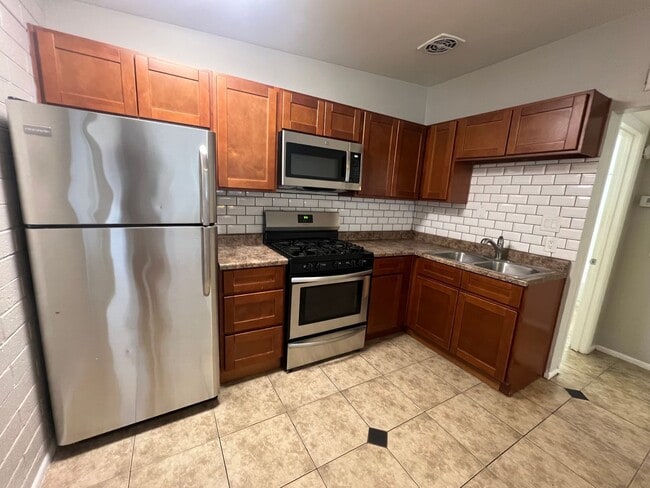 Building Photo - 906 S Mariana St