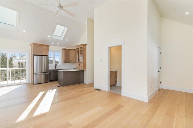 Building Photo - 639 E Broadway