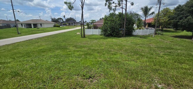 Building Photo - GREAT SW LEHIGH LOCATION-THREE BEDROOM -2 BATH-MOVE IN READY