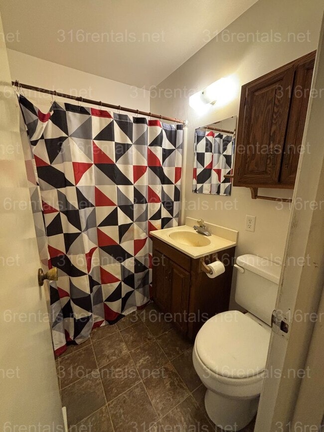 Building Photo - One bed one bath duplex available now!