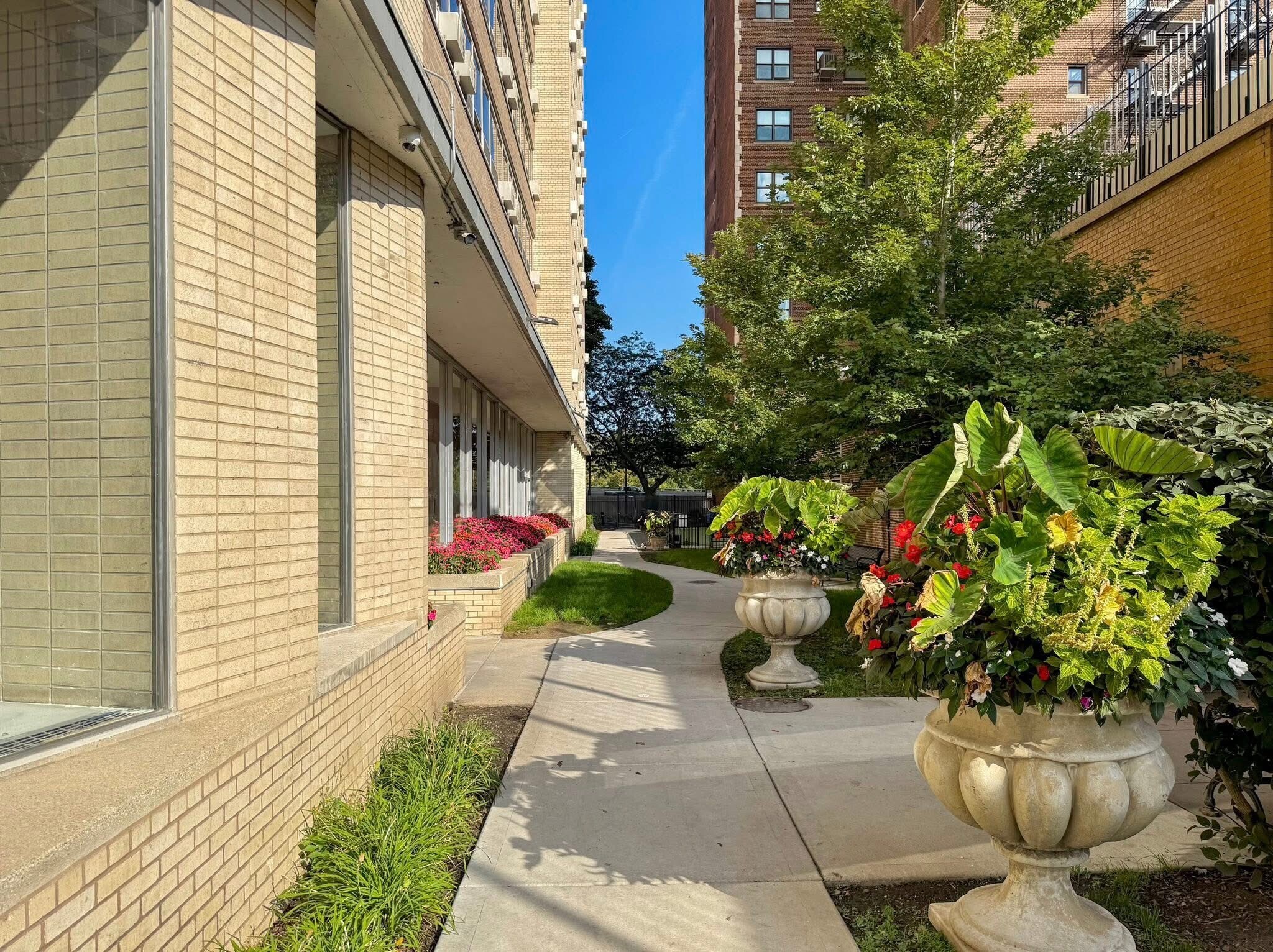 Building Photo - 3950 N Lake Shore Dr