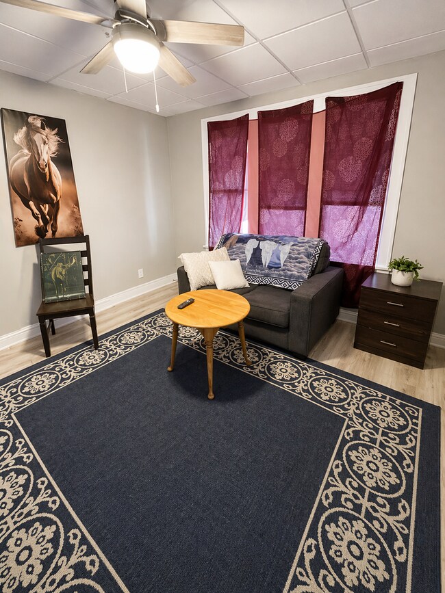 Building Photo - 906 North 6th Ave E