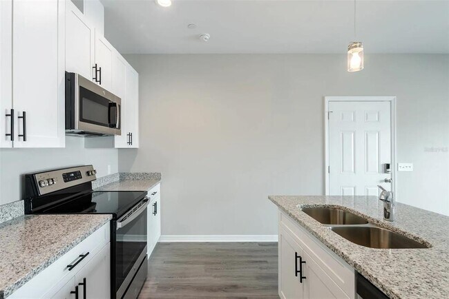 Building Photo - 2036 Silverstone Cir