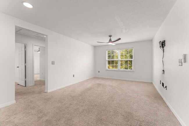 Building Photo - Spacious 3-Bed, 2.5 Bath End Unit Townhome in Windermere with 2 Car Garage!